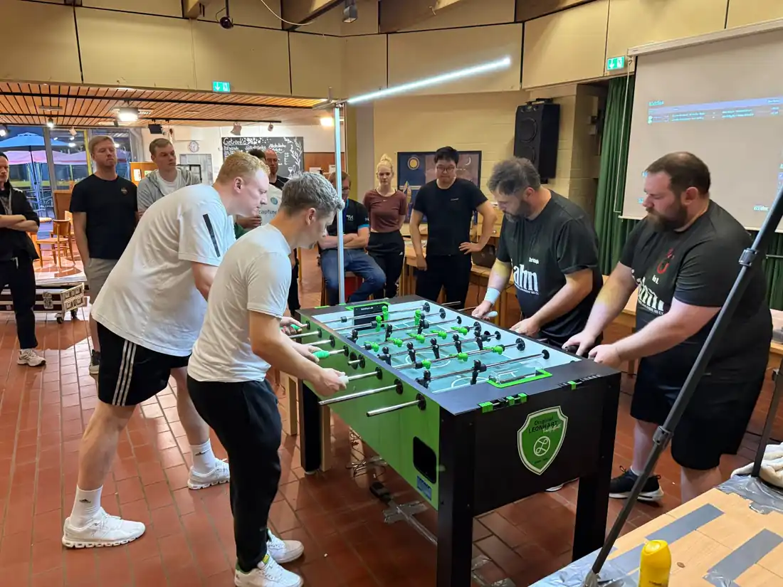 Doppelmatch mit Zuschauern bei der Osnabrücker Tischfußball-Stadtmeisterschaft