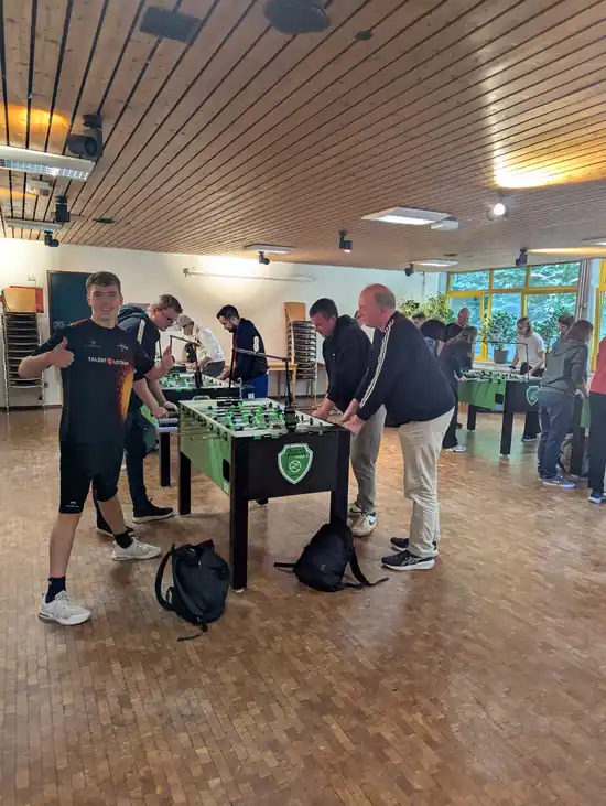 Spieler und Gäste zwischen den Begegnungen der Stadtmeisterschaft 2026